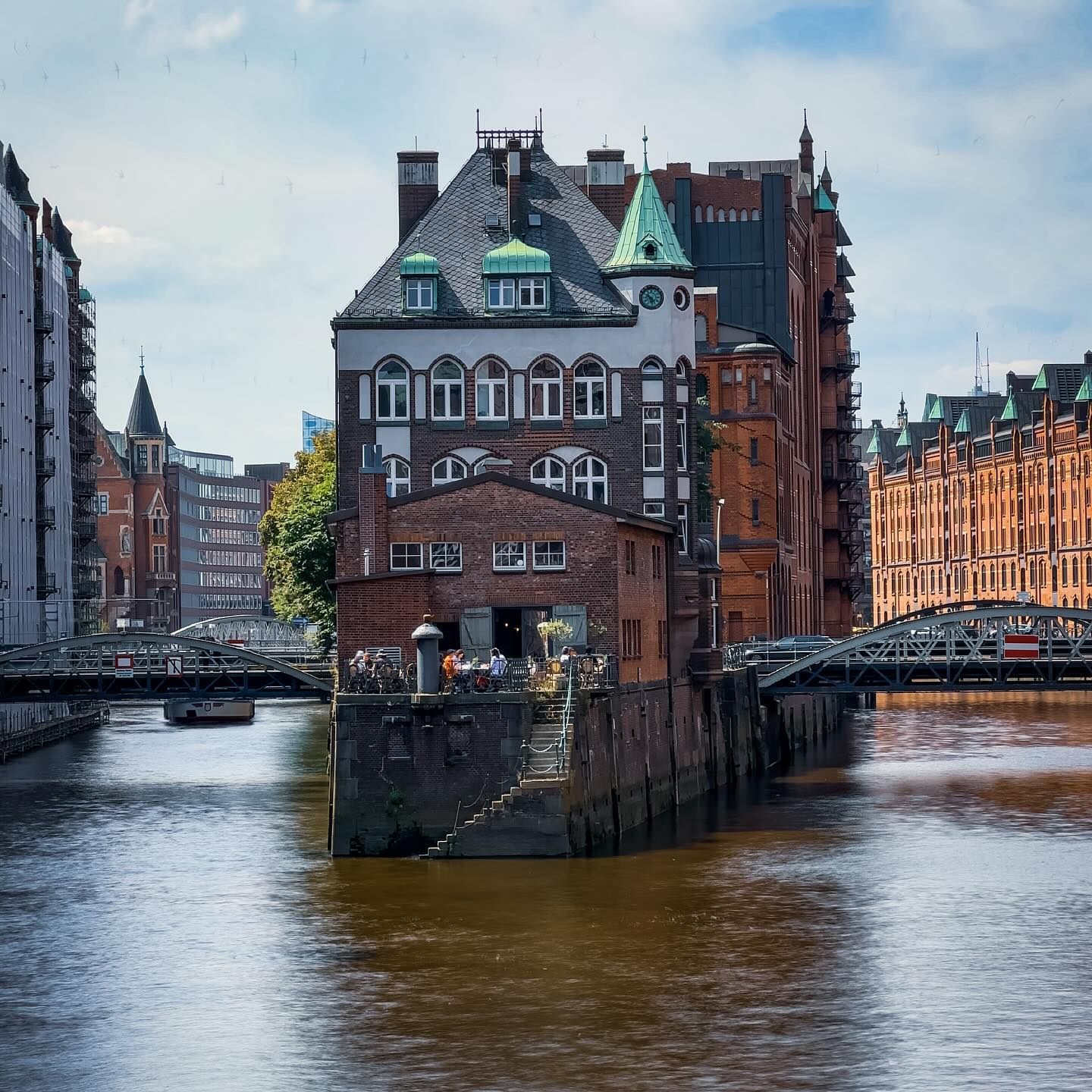 Wasserschloss in der Hamburger Speicherstadt bei Tag — Martina Ziegler