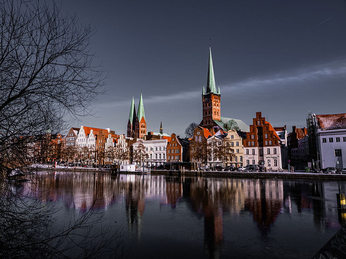 Lübecker Altstadtpanorama mit Kirchtürmen und Wasserreflexion — Martina Ziegler
