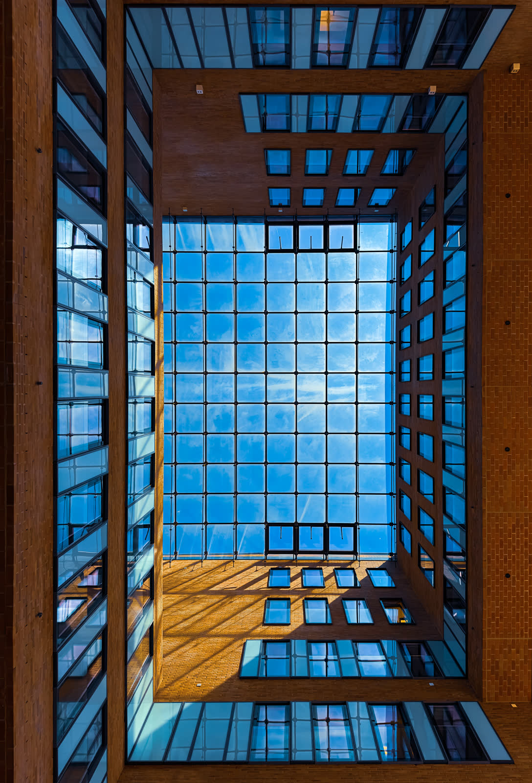 Atrium aus Holz und Glas, Blick in den Himmel — Martina Ziegler