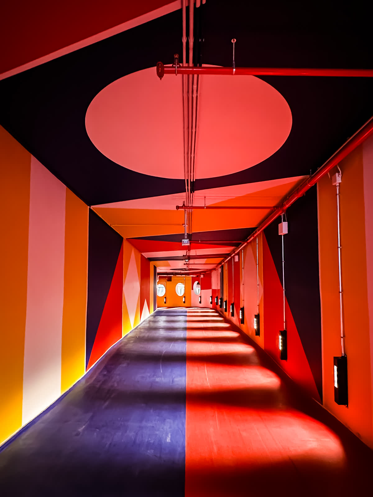Korridor in kräftigem Rot, Orange und Blau — Farbkomposition von Martina Ziegler