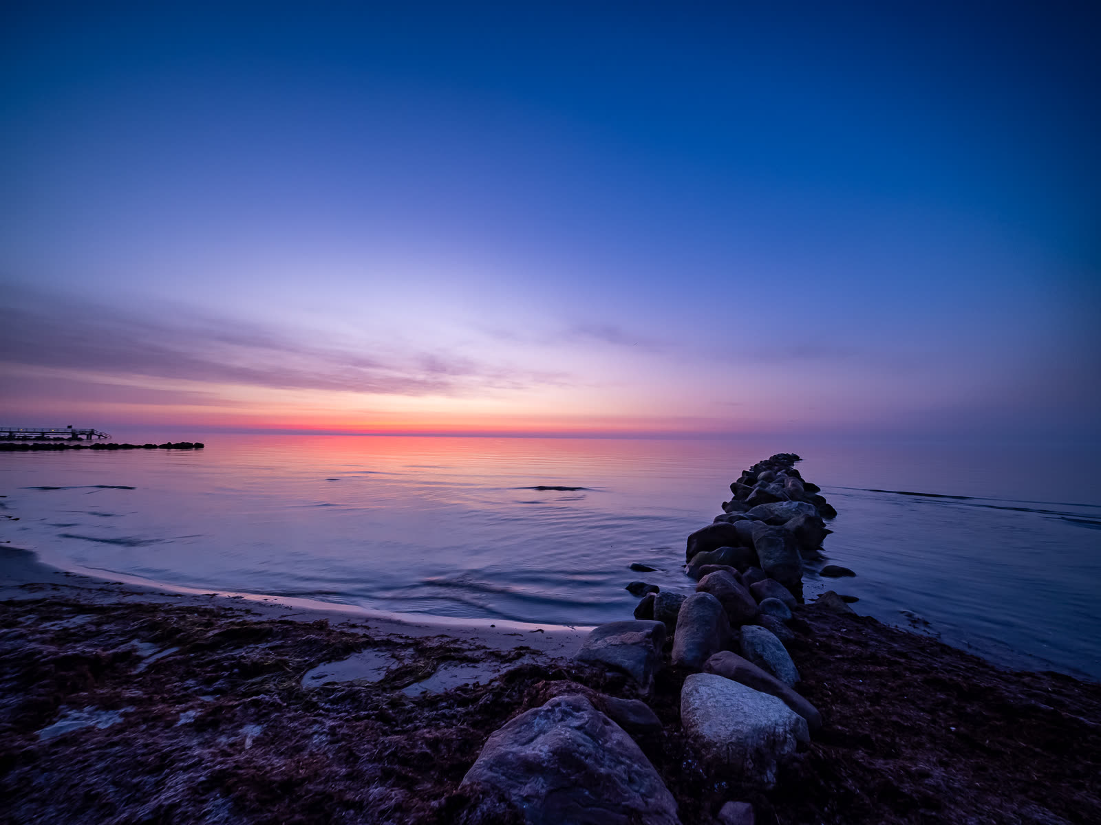Sonnenuntergang über der Ostsee mit Steinbuhne — Landschaftsfotografie von Martina Ziegler
