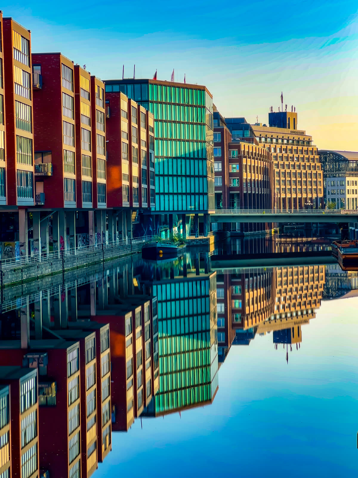 Bürogebäude an einem Hamburger Kanal mit Spiegelung — Martina Ziegler