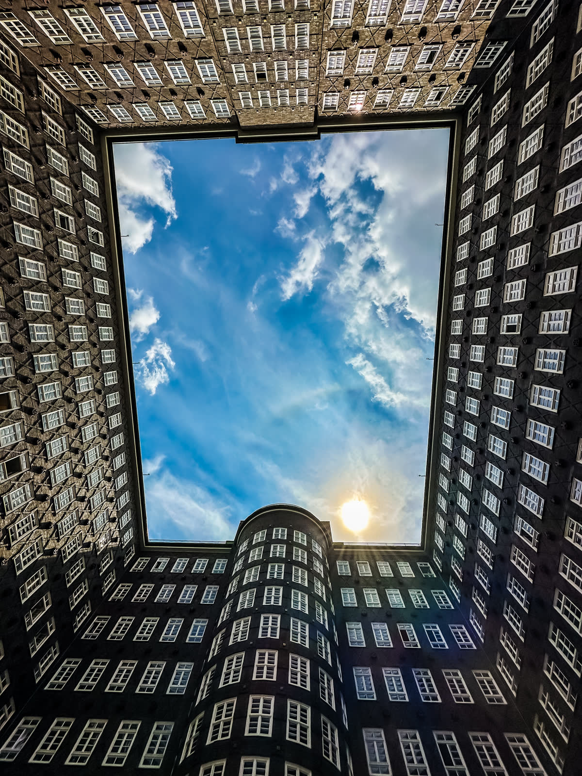 Backsteiniger Innenhof mit Blick in den Himmel, Hamburg — Martina Ziegler