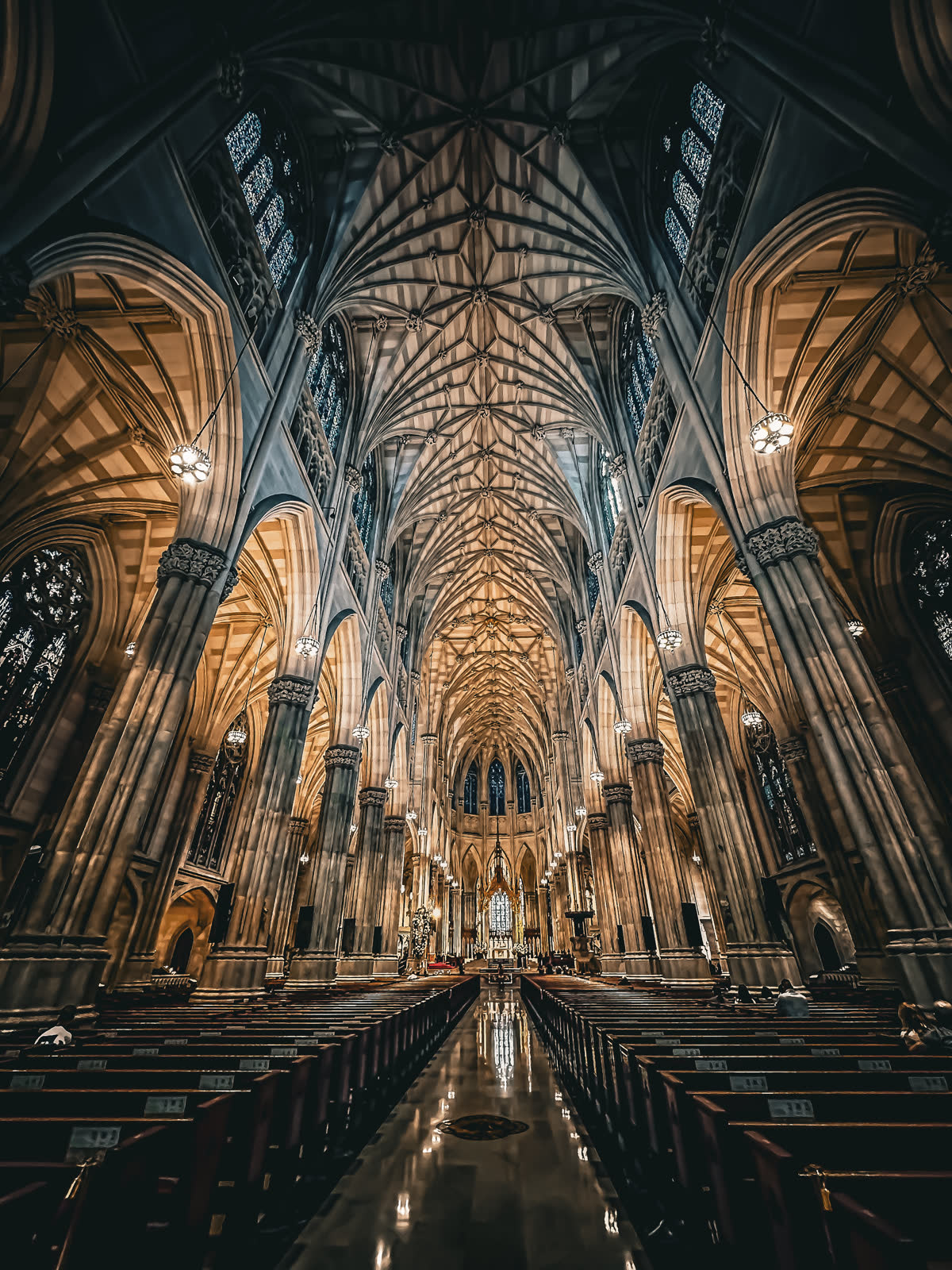 Kathedrale in New York, Blick durch das Kirchenschiff — Martina Ziegler