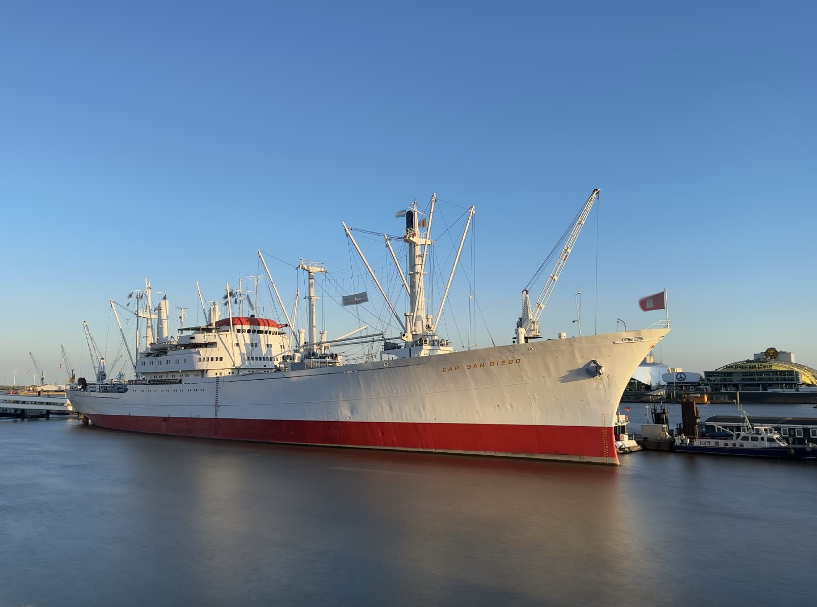 Museumsschiff im Hamburger Hafen im Abendlicht — Martina Ziegler