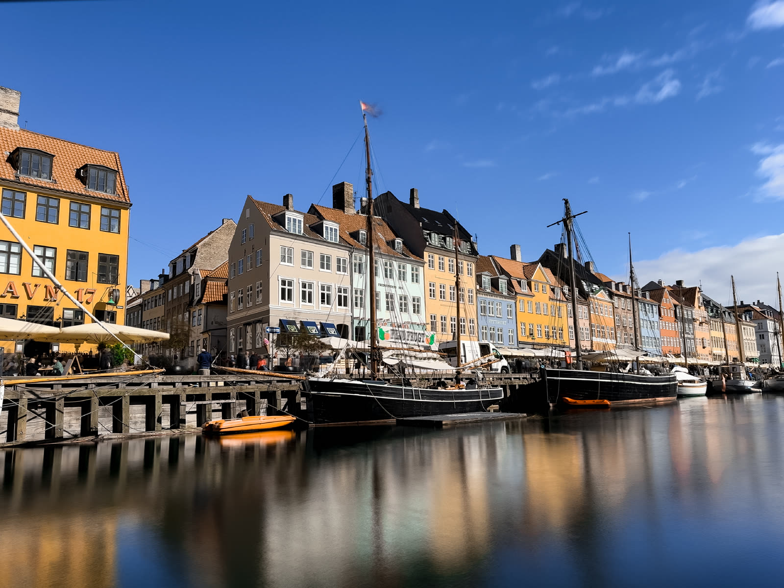 Nyhavn in Kopenhagen mit bunten Giebelhäusern — Martina Ziegler